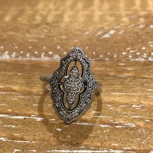 Pandora ring *Holding